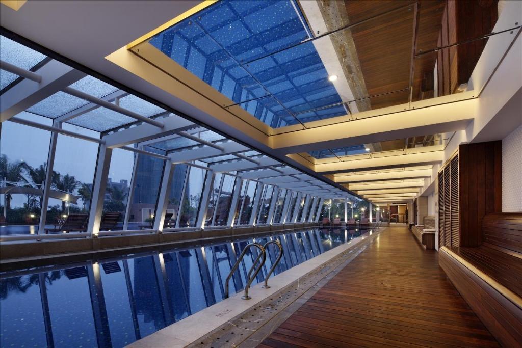 Sovereign Hotel Zhanjiang Exterior foto