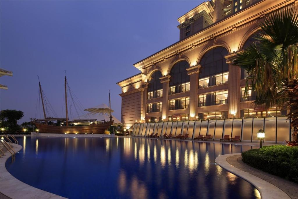 Sovereign Hotel Zhanjiang Exterior foto